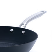 Litinový wok o průměru 30 cm, vyrobený z tenkostěnné litiny. Barva: matná černá. Vhodný pro zdravé asijské vaření a smažení.

