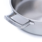 Nerezová vícevrstvá saute pánev o průměru 28 cm, ideální pro restování, dušení a zdravé vaření.