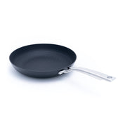 Litinová pánev o průměru 28 cm z tenkostěnné litiny. Barva: matná černá. Ideální na smažení, pečení i servírování.
