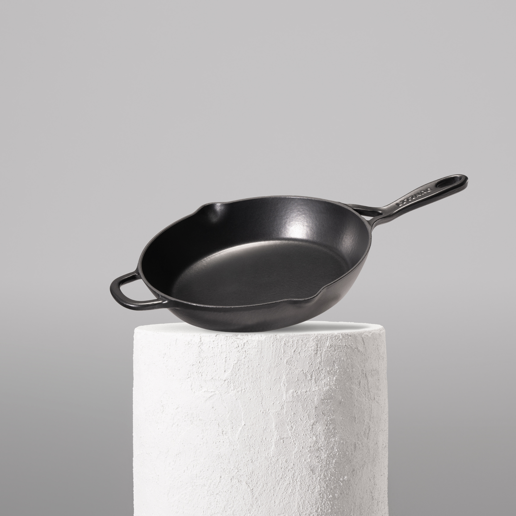Smaltovana-litinova-panev-28cm-na-indukcni-varnou-desku-cerna.png