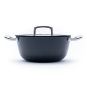 Litinový hrnec o průměru 24 cm z tenkostěnné litiny. Barva: matná černá. Vhodný na polévky, omáčky i pečení.
