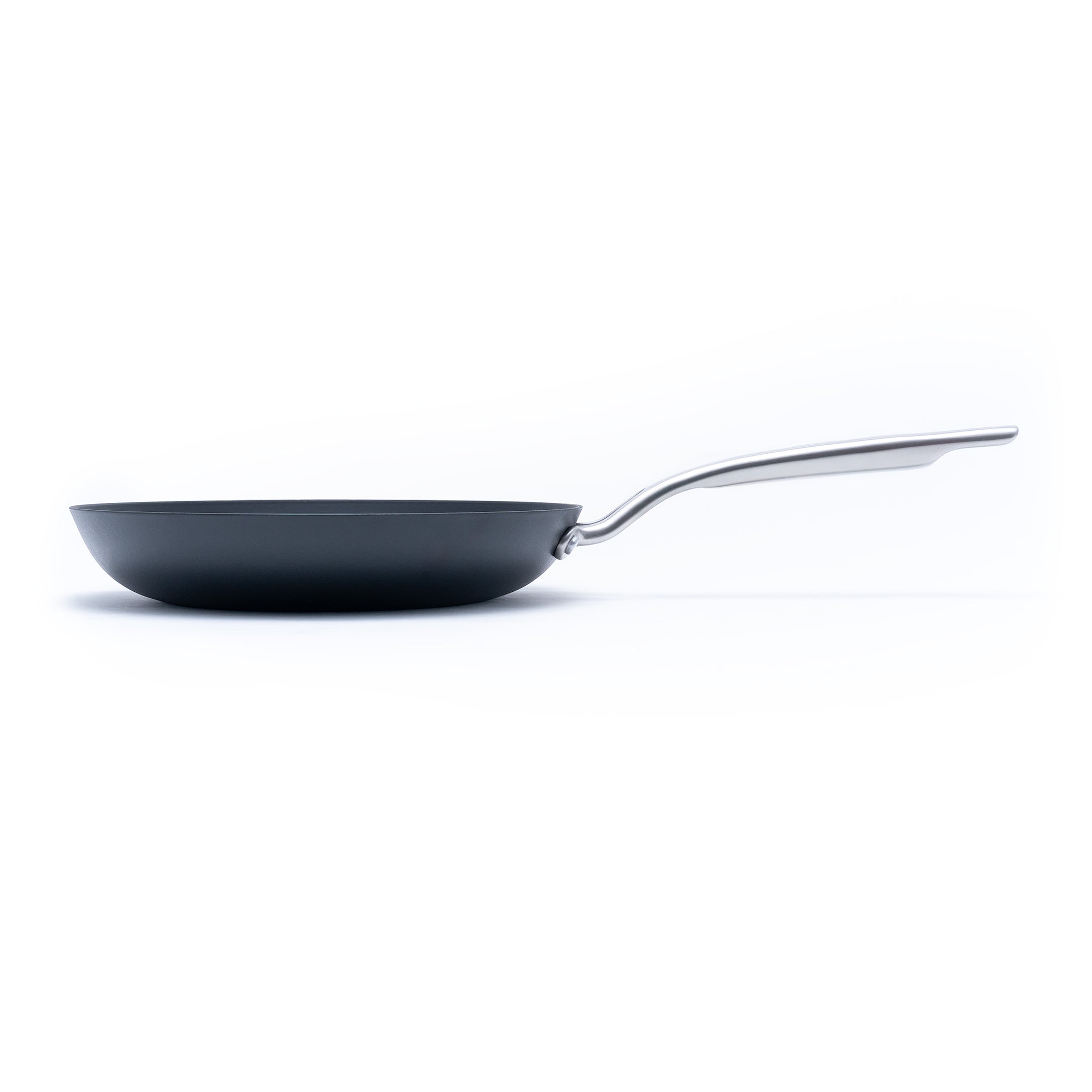 Litinová pánev o průměru 24 cm z tenkostěnné litiny. Barva: matná černá. Ideální na smažení, pečení i servírování.
