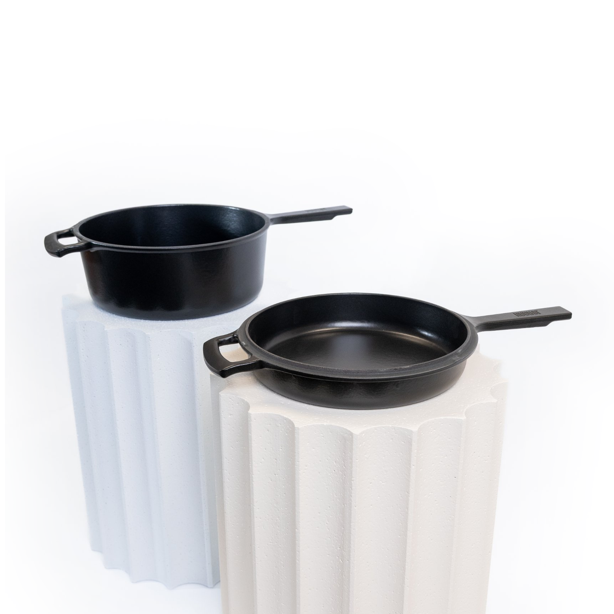 Matně černý hrnec a pánev HUUUST Combo 26 cm ze smaltované litiny