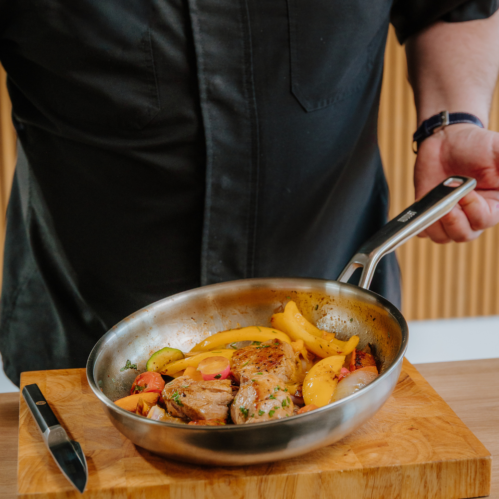 Tigaie multistrat din oțel inoxidabil HUUUST, cu carne suculentă, ardei și piersici — recenzia clientului