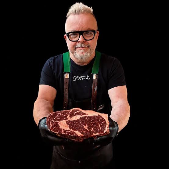 Mr. Steak se steakem a pánví