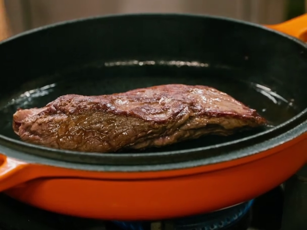 Steak s máslem a bylinkami v pánvi